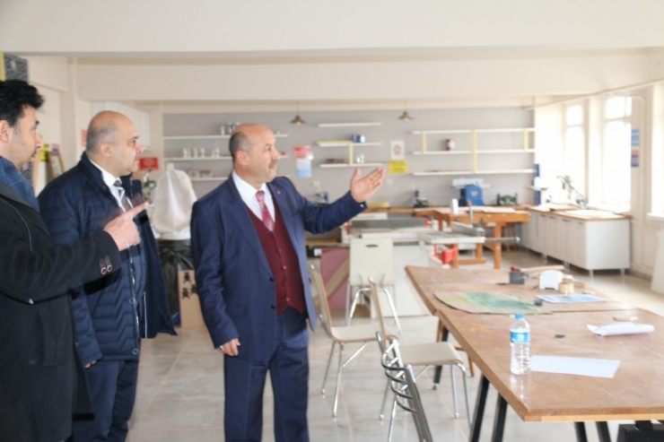 Müdür Başyiğit, Yıkım Kararı Alınan Okulda İncelemelerde Bulundu