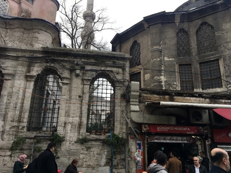 duman Altında Kalan Tarihi Nuruosmaniye Cami Duvarındaki İs Havadan Görüntülendi