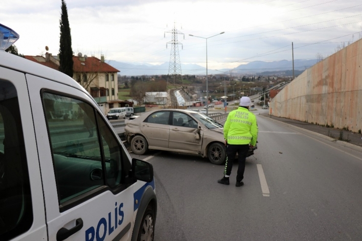 Yeni Kampüs Yolunda Kontrolden Çıkan Araç Bariyerlere Çarparak Durabildi