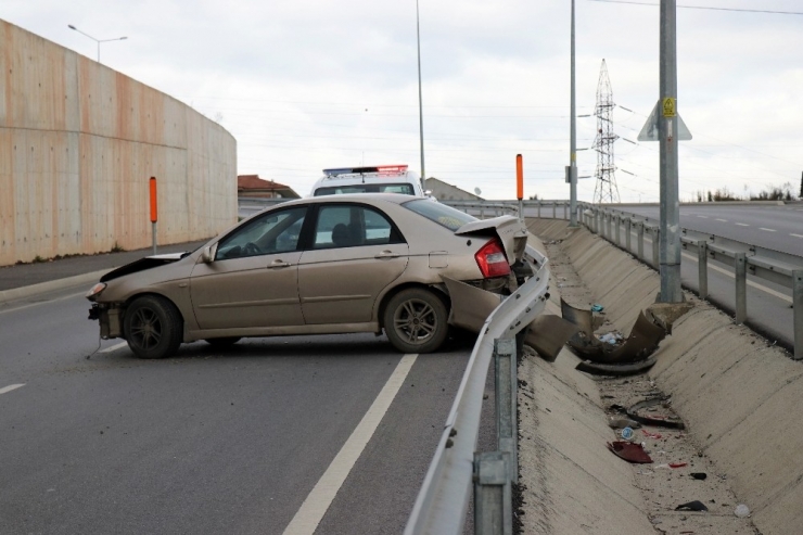 Yeni Kampüs Yolunda Kontrolden Çıkan Araç Bariyerlere Çarparak Durabildi