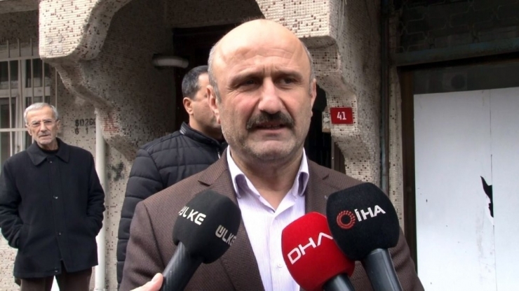 Depremde Ağır Hasar Gördü, Mührü Kırıp Oturmaya Devam Ettiler