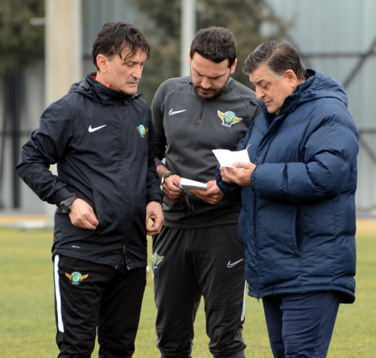 Akhisarspor’da, Yılmaz Vural İlk İdmanına Çıktı