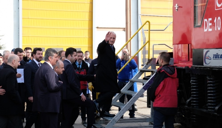 Bakan Turhan, İlk Yerli Ve Milli Dizel Elektrikli Lokomotifi Kullandı