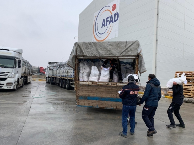 Sanatçı Ebru Yaşar Depremzedeleri Unutmadı