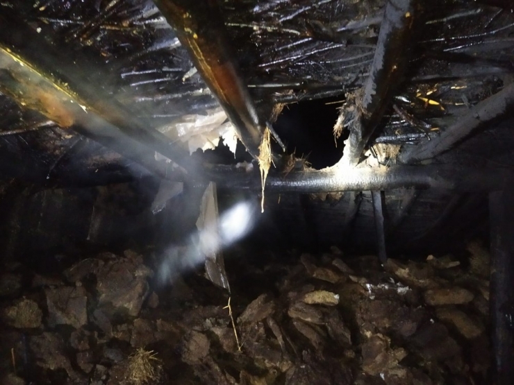 Cinnet Getiren Şahıs Evini Ateşe Verdi