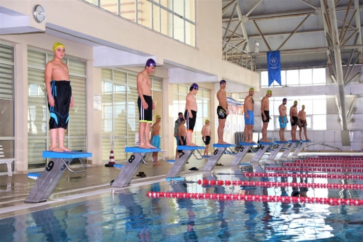 Tuşba Belediyesinden Öğrencilere Ücretsiz ‘Havuz Ve Sinema’ Etkinliği