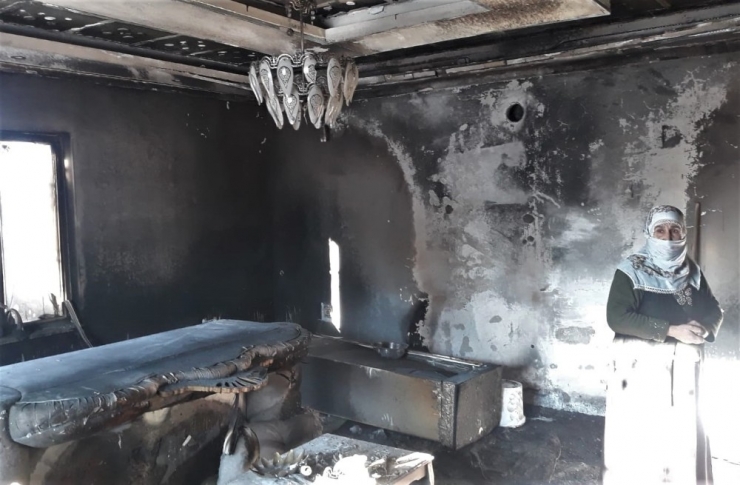 Kış Günü Evleri Yanan Aile Yardım Eli Bekliyor