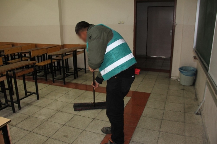 Hükümlüler Okulu Baştan Aşağı Temizledi