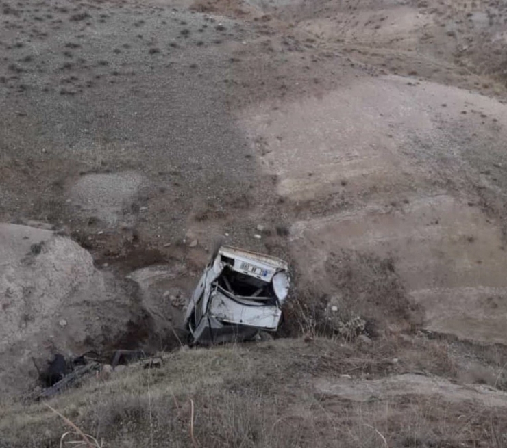 El Freni Çekilmeyen Otomobil Şarampole Yuvarlandı