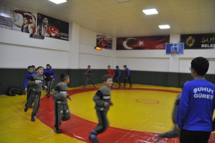 Minik Sporculardan Elazığ Ve Malatya Depremine Pankartlı Destek