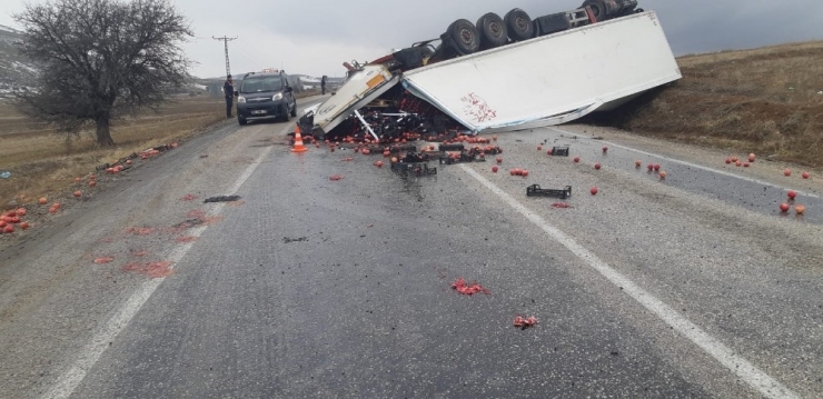 Afyonkarahisar’da Nar Yüklü Tır Devrildi, 1 Yaralı