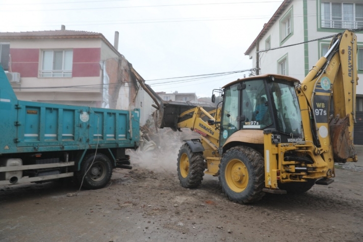 Akhisar’da Hasarlı Binaların Yıkımı Devam Ediyor
