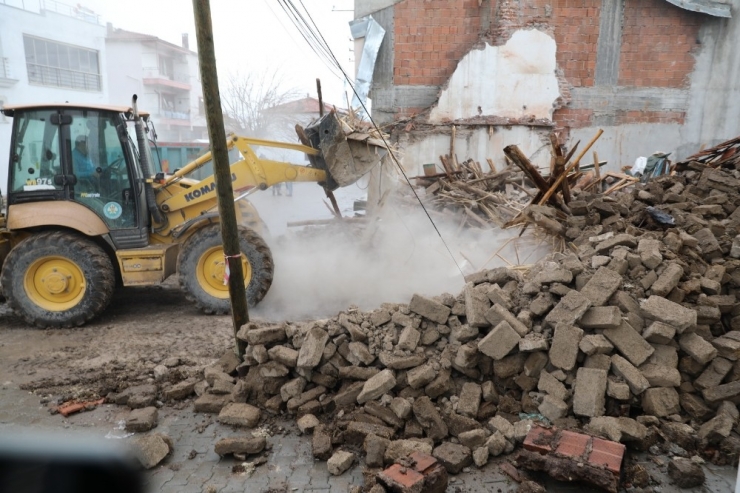 Akhisar’da Hasarlı Binaların Yıkımı Devam Ediyor