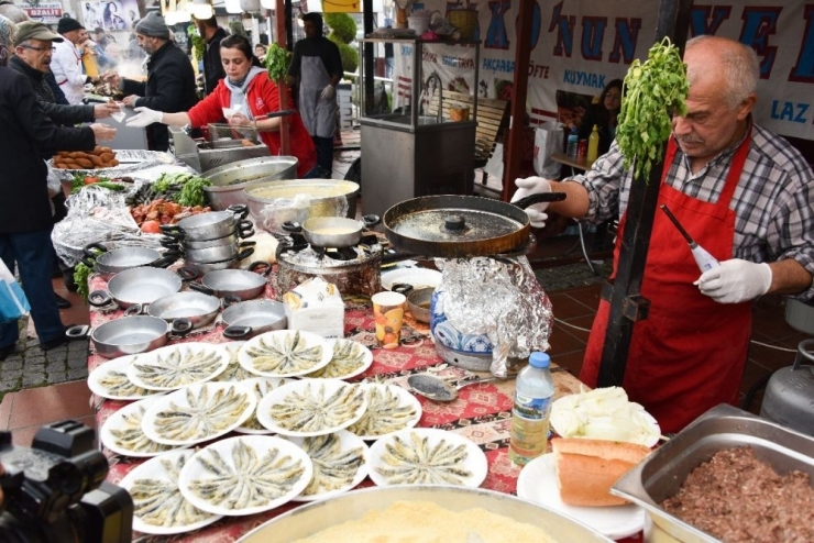 Aliağa’da Vatandaşlar Hamsi Festivalinde Buluştu