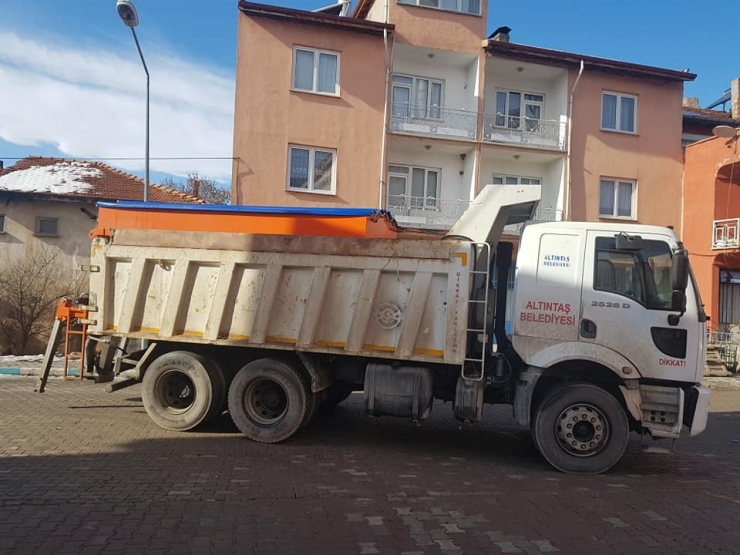 Altıntaş Belediyesi Karla Mücadele İçin Tuzlama Aracı Aldı