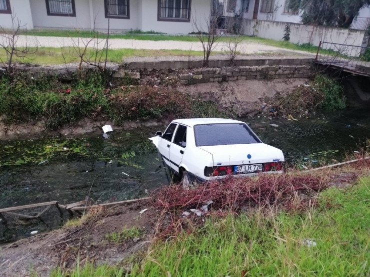 Kanala Uçan Araçtan Burnu Kanamadan Çıktı