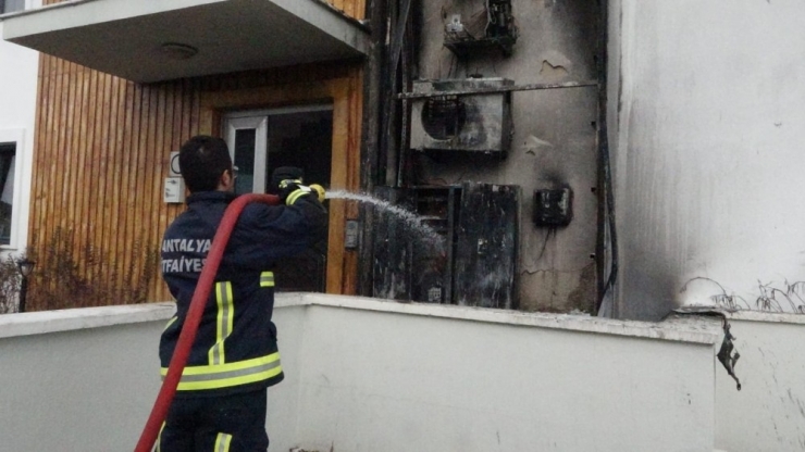 Klima Ünitesinde Çıkan Yangın Turistleri Korkuttu