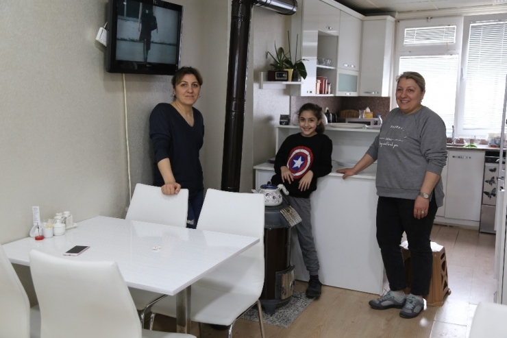 Elektrik Faturası Yüksek Gelince Çareyi Soba Kurmakla Buldu