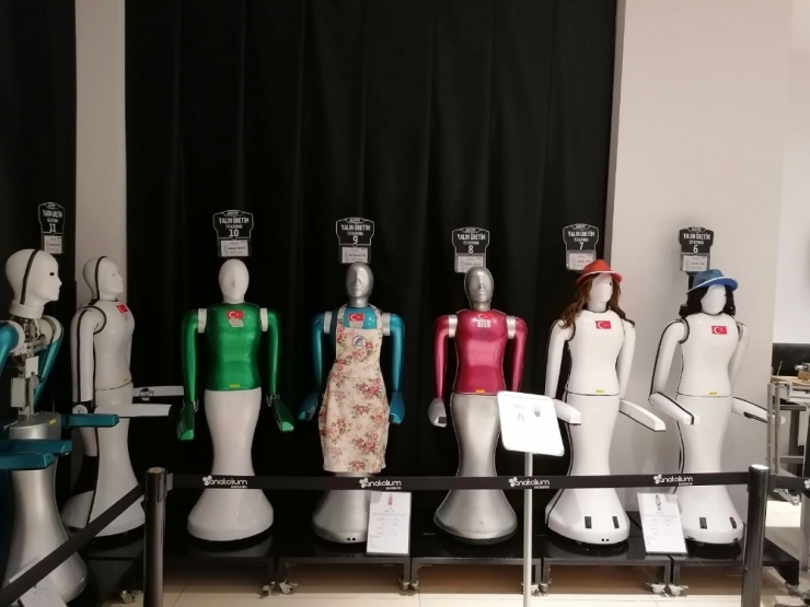 Bağcılarlı Minikler Robotlarla Bir Gün Geçirdi