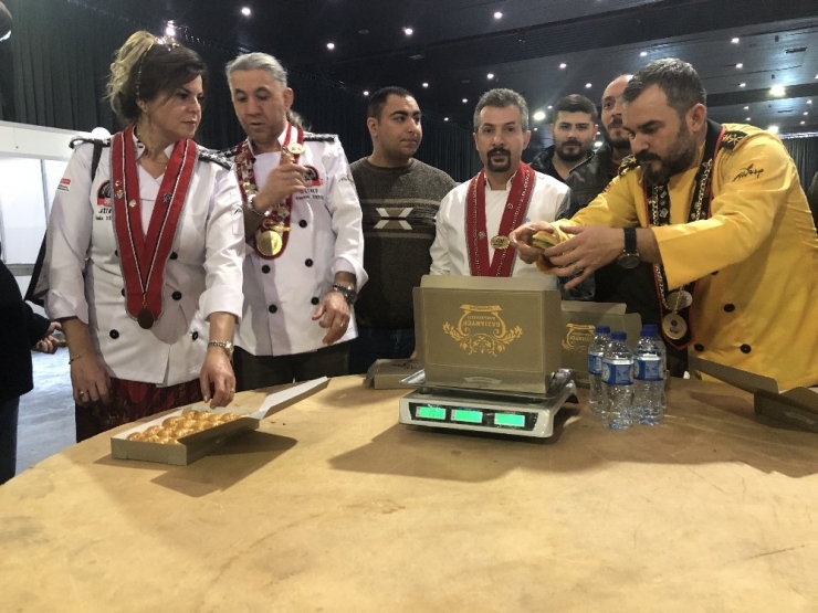 Başkentliler Çiğ Köfte Ve Baklava Yemek İçin Kıyasıya Yarıştı