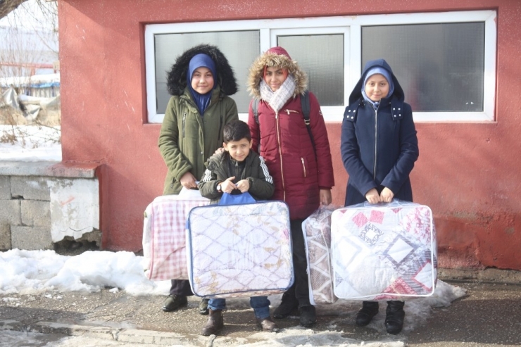 Harçlıklarıyla Depremzedeler İçin Battaniye Aldı