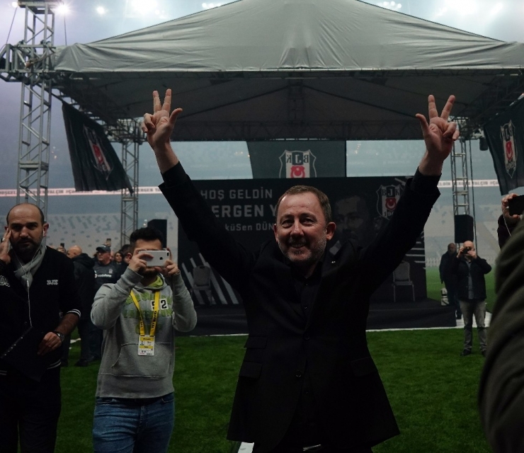 Sergen Yalçın, 20 Bin Taraftarın Önünde İmzayı Attı