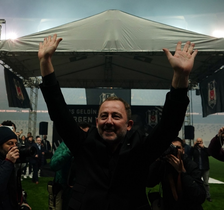 Sergen Yalçın, 20 Bin Taraftarın Önünde İmzayı Attı