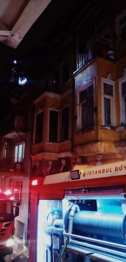 Dört Katlı Metruk Binanın En Üst Katı Alev Alev Yandı