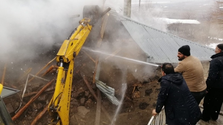 Metruk Evde Yangın Çıktı, Yavru Köpekler Telef Oldu