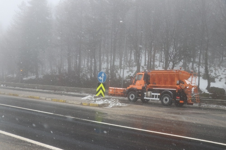 Bolu Dağı’nda Kar Yağışı Ve Sis Etkili Oluyor