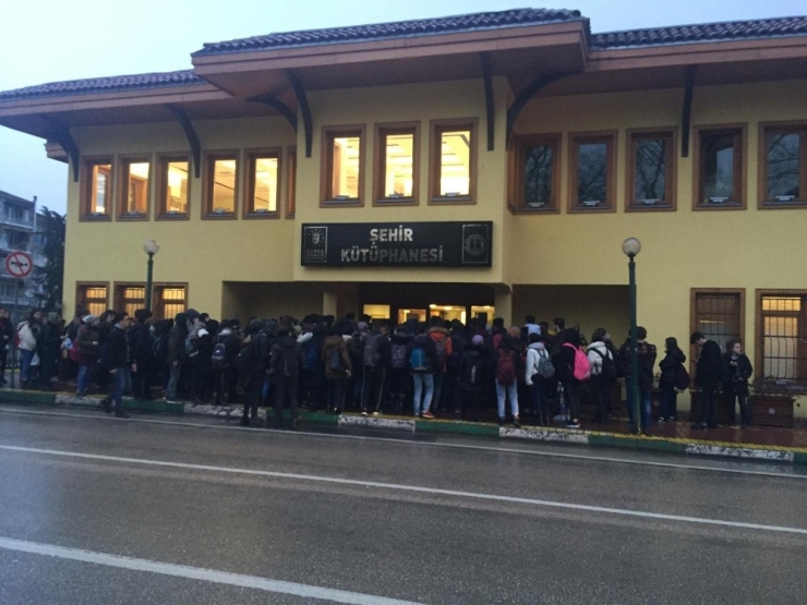 Kitap Okuyana Ulaşım Bedava Kampanyasına Büyük İlgi