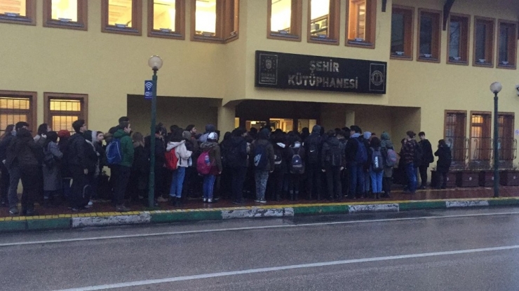 Kitap Okuyana Ulaşım Bedava Kampanyasına Büyük İlgi