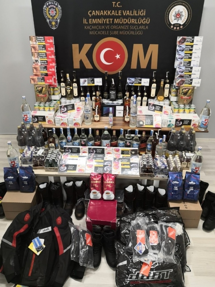 Yurt Dışından Çanakkale’ye Gelen 2 Araçtan Çok Sayıda Gümrük Kaçağı Ürün Çıktı