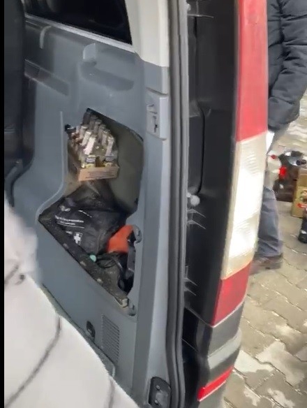 Yurt Dışından Çanakkale’ye Gelen 2 Araçtan Çok Sayıda Gümrük Kaçağı Ürün Çıktı