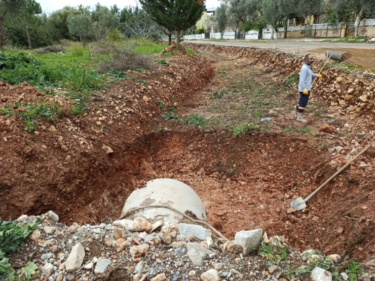 Didim Belediyesi Akbük’te Yağmur Suyu Kanalı Yapıyor