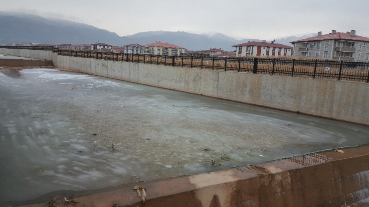 Soğuk Hava Dereleri Dondurdu