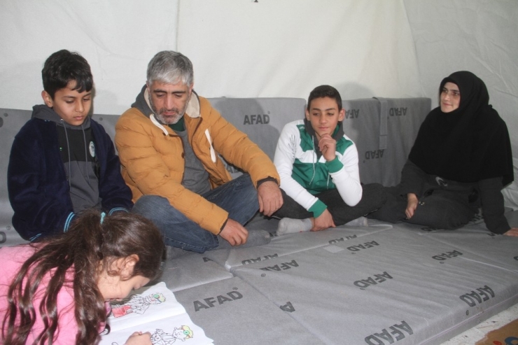 Depremzedelerin Çadırlarda Gece Yaşantısı