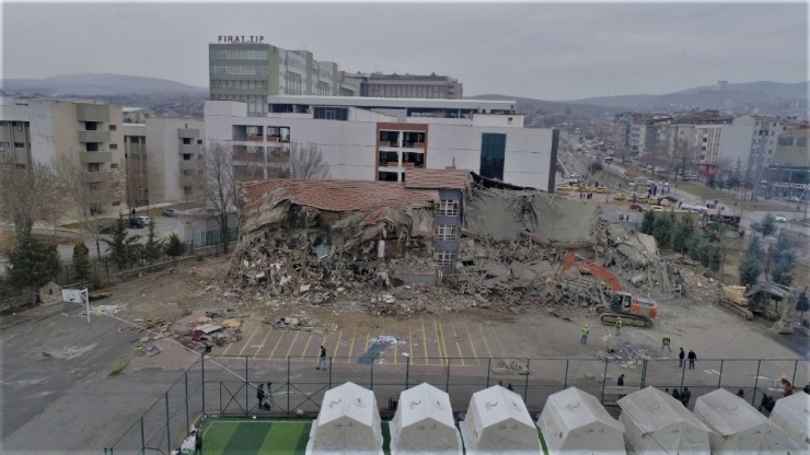 Elazığ’da Depremde Hasar Gören Okullar Yıkılmaya Başladı