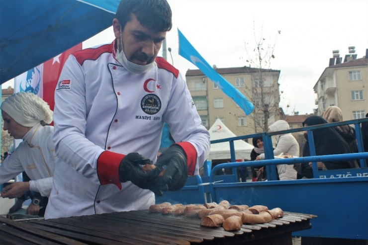 Festival İptal Edildi, 1 Ton Sucuk Elazığ’da Depremzedelere İkram Edildi