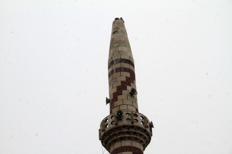 Elazığ’da Depremden Dolayı Minarenin ‘Kubbe Alemi’ Yıkıldı