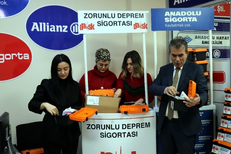 Sakaryalı Sigortacı Farkındalık İçin Vatandaşlara Ücretsiz Deprem Çantası Dağıttı