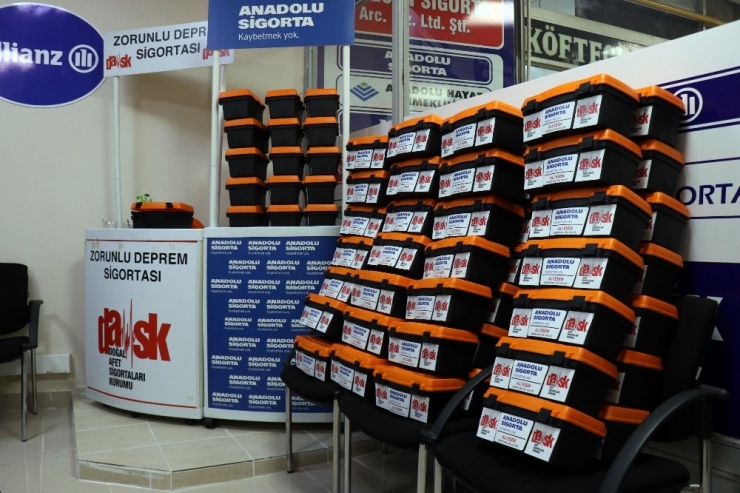 Sakaryalı Sigortacı Farkındalık İçin Vatandaşlara Ücretsiz Deprem Çantası Dağıttı