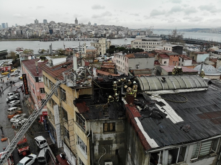 Eminönü’nde Isınmak İçin Kullanılan Elektrikli Soba Yangın Çıkardı