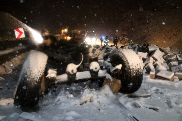 Erzincan’da Tır İle Kar Küreme Çalışması Yapan İş Makinesi Çarpıştı