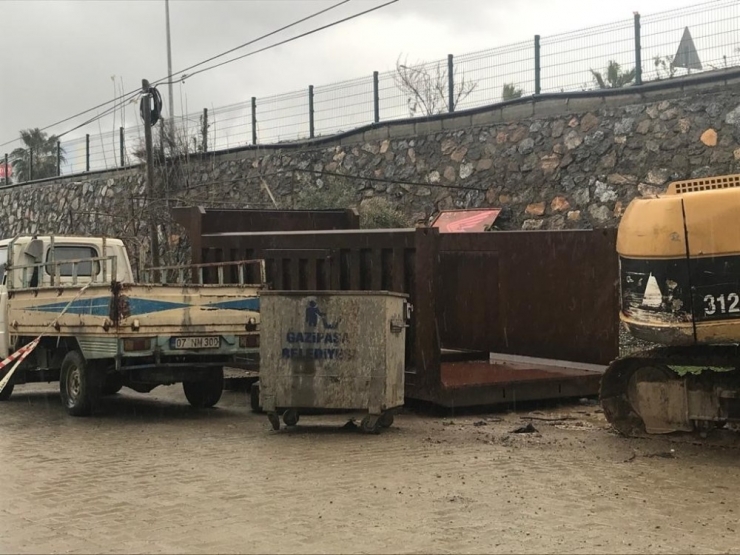 Çöp Toplayan 3 İşçi Zehirlenme Şüphesiyle Hastaneye Kaldırıldı