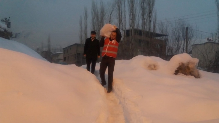 Hakkari’de Dar Gelirli Ailelere Yardım Eli
