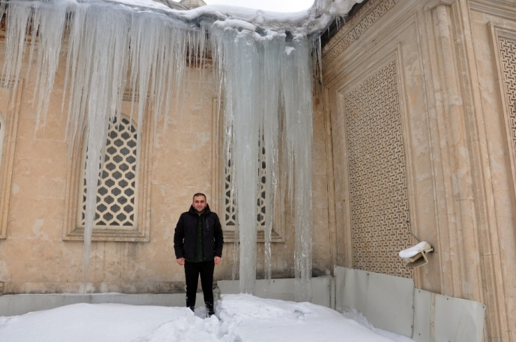 Yüksekova’da Buz Sarkıtları 5 Metreyi Geçti