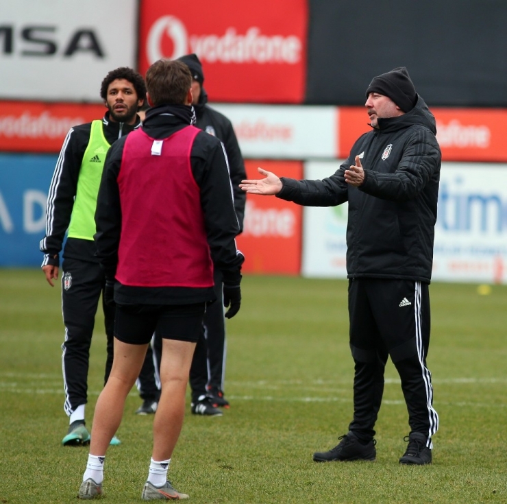 Beşiktaş Yağmur Altında Çalıştı