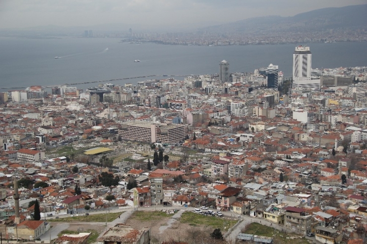 "İzmir’den 13 Aktif Fay Geçiyor" Dedi Ve Uyardı: "İzmir Depreme Hazırlıklı Değil"