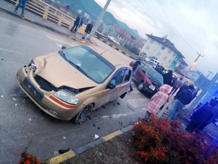 Karabük’te İki Otomobil Çarpıştı: 4 Yaralı